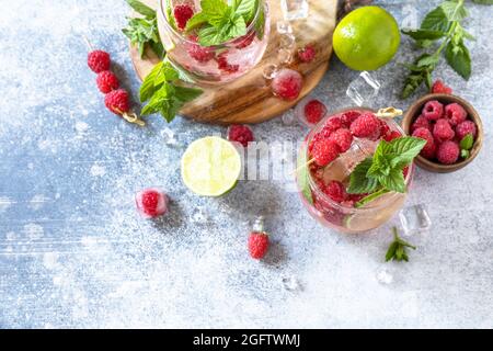 Un cocktail de séltzer dur aux framboises et à la chaux sur une table en pierre grise. Vue de dessus de l'arrière-plan de la mise à plat Copier l'espace. Banque D'Images