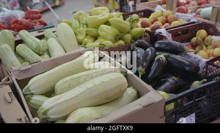 Melons, poivrons et pommes dans les caisses d'un grand magasin. Banque D'Images