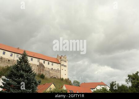 26 août 2021, Saxe-Anhalt, Löbejün: Des nuages sombres s'écoulent sur le château historique de Wettin. Idéalement située dans le parc naturel de la vallée inférieure de la Saale, la ville est une destination populaire dans la région. En Saxe-Anhalt, il sera pluvieux et frais le week-end. Les températures atteindront 16 à 19 degrés vendredi, dans les monts Harz entre 12 et 16 degrés. Photo: Matthias Bein/dpa-Zentralbild/ZB Banque D'Images