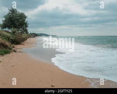 La mer qui fait rage sur la côte de sable. Tempête en mer. Banque D'Images