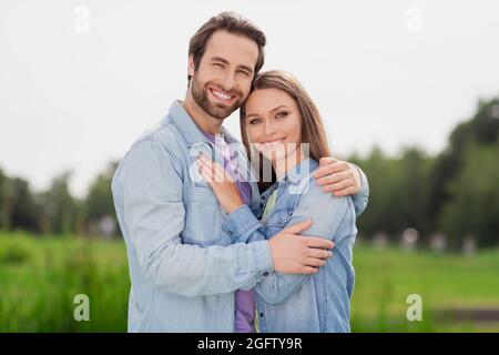 Photo de charmant mignon sourire bonne humeur couple charmant petit ami petite amie câlin embrassez-vous les autres passer du temps libre à l'extérieur Banque D'Images