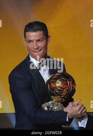 Photo du dossier en date du 12 janvier 2015 du Portugal Cristiano Ronaldo attribué avec le trophée ballon d'Or de la FIFA au Kongresshalle de Zurich, Suisse. Manchester City est en pourparlers pour signer Cristiano Ronaldo de Juventus. Le capitaine portugais, par l'intermédiaire de son agent Jorge Mendes, a dit à Juventus qu'il ne veut plus jouer pour le club. Ronaldo, qui en est à la dernière année de son contrat à Turin, n'était pas dans les plans de City cet été, mais il est une option qu'ils envisagent après que les champions de la Premier League ont manqué à signer le capitaine d'Angleterre Harry Kane de Tottenham. Photo de Christian Liewig/AB Banque D'Images