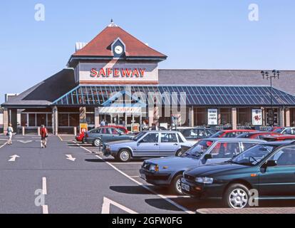 Safeway supermarché épicerie de détail historique des années 1900 image d'archive de l'horloge et du signe de logo de marque à l'extérieur du bâtiment avec Shoppers & parking gratuit vu en 1999 avant d'être acquis et ajouté à la chaîne de nourriture Morrisons & boissons épiceries en 2004 une vue des années 90 de la façon dont nous étions à Stranraer Dumfries et Galloway en Écosse Royaume-Uni Banque D'Images