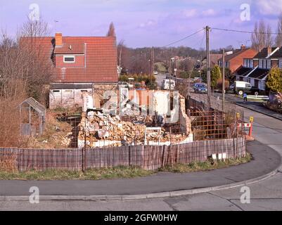 1998 vue d'archive de la maison de bungalow existant construite entre les guerres sur un terrain de coin de village en partie démoli pour effacer ce site de construction pour la construction d'une nouvelle maison moderne des années 1990 dans une image d'archives de la communauté rurale recherchée des années 90 dans Essex Angleterre Royaume-Uni Banque D'Images