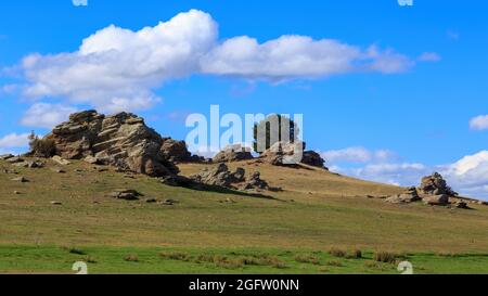 Otago, Nouvelle-Zélande. Formations de schistes dans la campagne près de la petite ville d'Omakau Banque D'Images