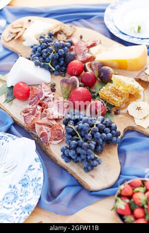 Plateau de pâture de luxe avec fromage, fruits et charcuterie Banque D'Images