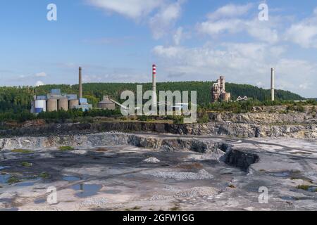 Carrière d'exploitation minière en ouvert avec machines et équipements d'exploitation minière. Extraction de calcaire pour la production de ciment. Banque D'Images