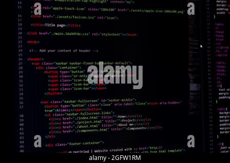 développeur python, java script, html, css code source à l'écran. script d'écriture du développeur logiciel. codage de programme. code d'édition du programmeur Banque D'Images