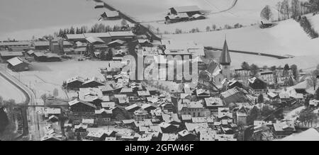 Saanen, village près de Gstaad en hiver. Banque D'Images