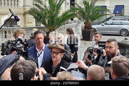 Karlovy Vary, République tchèque. 27 août 2021. L'acteur américain Ethan Hawke, au centre, est arrivé au 55e Festival international du film de Karlovy Vary (KVIFF), le 27 août 2021, à Karlovy Vary, en République tchèque. Credit: Marketa Horesovska/CTK photo/Alamy Live News Banque D'Images