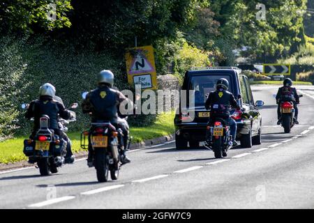 Funérailles d'un motocycliste à Choley, Lancashire, Royaume-Uni. 27 août 2021. Les motocyclettes du Nord-Ouest forment une garde d'honneur pour un jeune homme de Chorley qui est décédé à la suite d'une collision entre une voiture et un cyclomoteur à New Longton; Banque D'Images