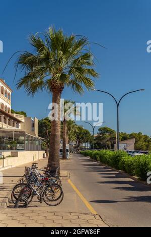 Colonia de Sant Jordi, Espagne; juillet 02 2021: Vélos garés sur une avenue principale de la station balnéaire de Mallorca, Colonia de Sant Jordi, sur un m ensoleillé d'été Banque D'Images