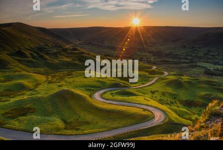 MAM Tor coucher de soleil. Coucher de soleil sur une route sinueuse dans la vallée d'Edale Banque D'Images