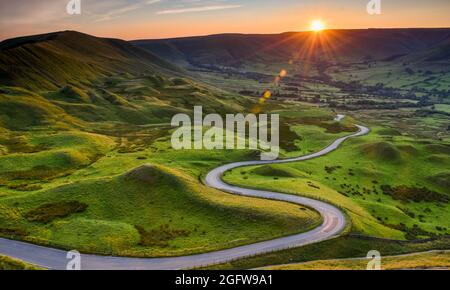 MAM Tor coucher de soleil. Coucher de soleil sur une route sinueuse dans la vallée d'Edale Banque D'Images