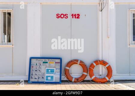 Playa de Palma, Espagne; juillet 16 2021: Poste d'urgence dans la station touristique Majorcan de Playa de Palma. Signes et bouées de sauvetage rouges au premier plan Banque D'Images