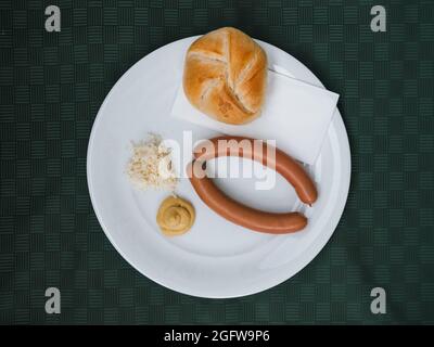 Saucisse de Francfort, de Wiener ou de Vienne avec moutarde, Horseradish et un Kaiser Roll Banque D'Images