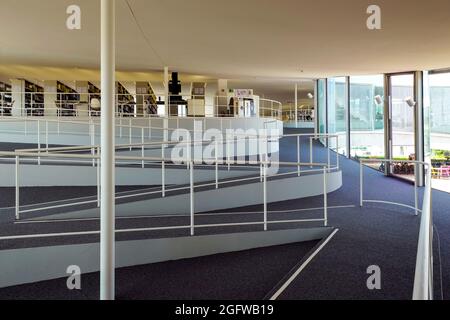 Intérieur de la bibliothèque au Campus de l'Ecole Polytechnique fédérale de Lausanne, le Rolex Learning Centre conçu par le Japon, reconnu internationalement Banque D'Images