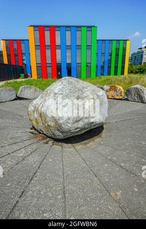 Bâtiment coloré et dynamique pour les services centraux de l'EPFL. Campus de l'Ecole Polytechnique fédérale de Lausanne. Canton de Vaud, Suisse. Banque D'Images