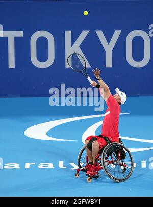 Tokyo, Japon. 27 août 2021. JI Zhenxu, de Chine, sert lors de la première ronde de tennis en fauteuil roulant entre Ji Zhenxu, de Chine, et Martin Legner, de l'Autriche, aux Jeux paralympiques de Tokyo en 2020 à Tokyo, au Japon, le 27 août 2021. Credit: CAI Yang/Xinhua/Alay Live News Banque D'Images