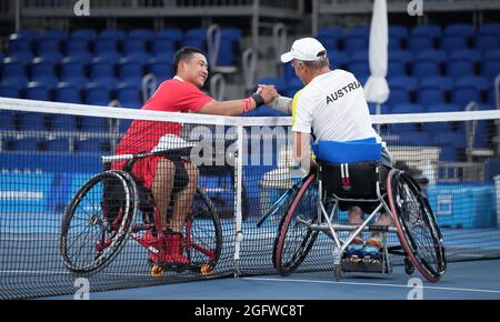 Tokyo, Japon. 27 août 2021. JI Zhenxu (L), de Chine, serre la main avec Martin Legner, d'Autriche, après la première partie de tennis en fauteuil roulant de leurs hommes lors des Jeux paralympiques de Tokyo en 2020 à Tokyo, au Japon, le 27 août 2021. Credit: CAI Yang/Xinhua/Alay Live News Banque D'Images