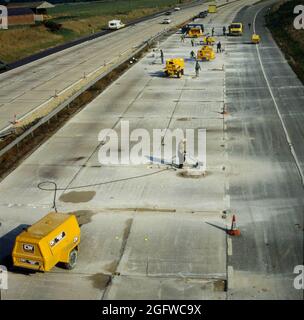 Travaux de réparation sur la surface en béton de la chaussée en direction de l'ouest de l'autoroute M27 avant la jonction 2, Hampshire, Angleterre, Royaume-Uni. Banque D'Images