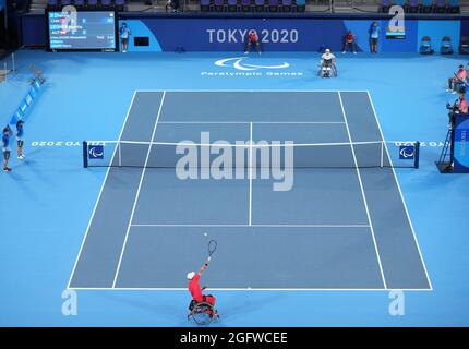 Tokyo, Japon. 27 août 2021. JI Zhenxu (en bas) de la Chine rivalise avec Martin Legner, d'Autriche, lors de la première ronde de tennis en fauteuil roulant pour hommes aux Jeux paralympiques de Tokyo en 2020 à Tokyo, au Japon, le 27 août 2021. Credit: CAI Yang/Xinhua/Alay Live News Banque D'Images