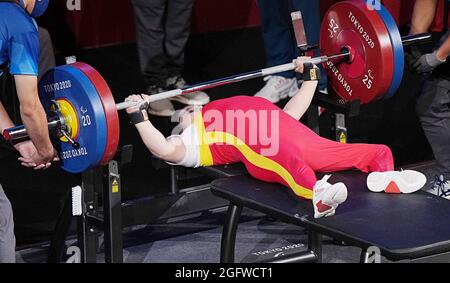 Tokyo, Japon. 27 août 2021. Xiao Cuijuan, de Chine, participe à la finale de musculation féminine de -55 KG aux Jeux paralympiques de Tokyo de 2020 à Tokyo, au Japon, le 27 août 2021. Credit: Xiong Qi/Xinhua/Alay Live News Banque D'Images
