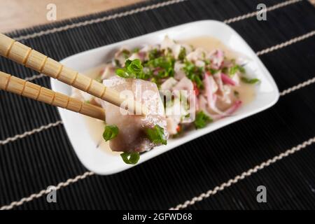 tilapia ceviche à l'oignon rouge. Banque D'Images