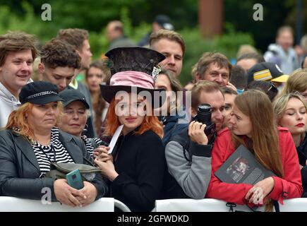 Karlovy Vary, République tchèque. 27 août 2021. Les fans de l'acteur américain Johnny Depp attendent son arrivée à l'extérieur de Thermal Hotel lors du 55e Festival international du film de Karlovy Vary (KVIFF), le 27 août 2021, à Karlovy Vary, République tchèque. Crédit: Slavomir Kubes/CTK photo/Alamy Live News Banque D'Images