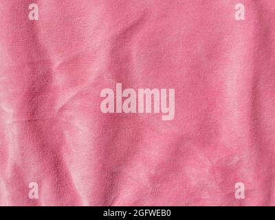 Vue sur le dessus du tissu texturé en velours de couleur rose. Femelle blog rose velour fond tactile. Tissu satiné doux et doux, doux et doux, métal brillant. Banque D'Images