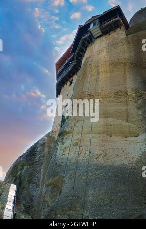 Monastère chrétien sur un grand rocher, Agios Nikolaos Anapafsa, Meteora, Grèce Banque D'Images