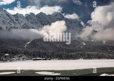 Eibsee et Zugspitze en hiver, Allemagne, Bavière, Oberbayern, haute-Bavière, Grainau Banque D'Images