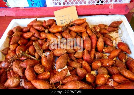 Salak aux fruits à serpent dans une épicerie malaisienne. Banque D'Images