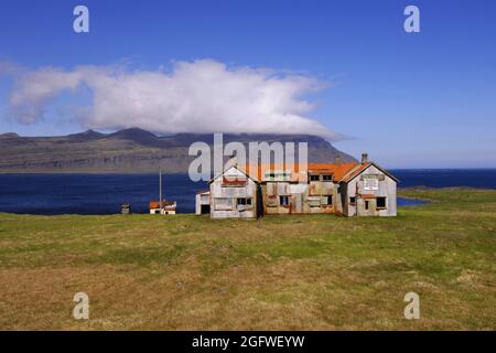 Ancien bâtiment abandonné de l'hôpital à l'embouchure de Faskrudfjordur dans les Fjords de l'est, en Islande Banque D'Images