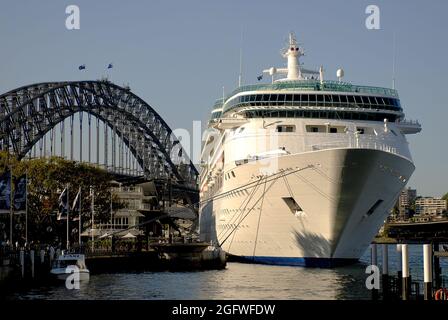 Paquebot de croisière à Darling Harbour, Harbour Bridge, Australie, Sydney Banque D'Images