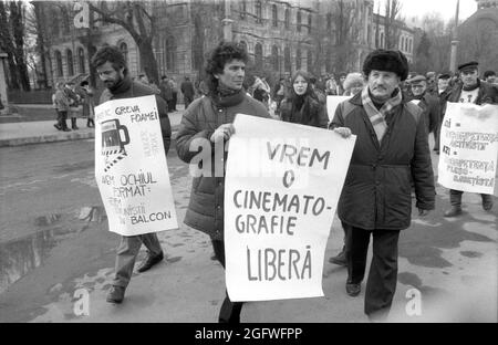 Bucarest, Roumanie, 1990. Les cinéastes frappent la faim, juste après la chute du communisme, dans le but d'obtenir l'indépendance du ministère de la Culture (Ministerul Culturii). La demande des manifestants a été acceptée après 4 jours, mais un an plus tard, la cinématographie roumaine a de nouveau été subordonnée au gouvernement. Banque D'Images