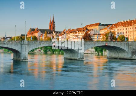 Vieille ville de Bâle avec Basel Minster et le pont du milieu sur le Rhin, Suisse, Bale Banque D'Images