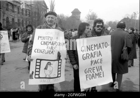 Bucarest, Roumanie, 1990. Les cinéastes frappent la faim, juste après la chute du communisme, dans le but d'obtenir l'indépendance du ministère de la Culture (Ministerul Culturii). La demande des manifestants a été acceptée après 4 jours, mais un an plus tard, la cinématographie roumaine a de nouveau été subordonnée au gouvernement. Banque D'Images