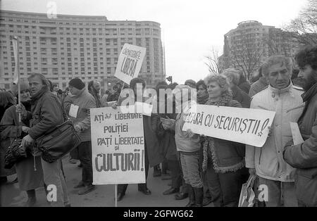 Bucarest, Roumanie, 1990. Les cinéastes frappent la faim, juste après la chute du communisme, dans le but d'obtenir l'indépendance du ministère de la Culture (Ministerul Culturii). La demande des manifestants a été acceptée après 4 jours, mais un an plus tard, la cinématographie roumaine a de nouveau été subordonnée au gouvernement. Banque D'Images