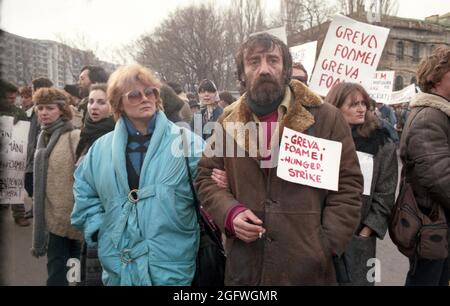 Bucarest, Roumanie, 1990. Les cinéastes frappent la faim, juste après la chute du communisme, dans le but d'obtenir l'indépendance du ministère de la Culture (Ministerul Culturii). La demande des manifestants a été acceptée après 4 jours, mais un an plus tard, la cinématographie roumaine a de nouveau été subordonnée au gouvernement. Dans l'image, le réalisateur Constantin Vaeni & épouse. Banque D'Images