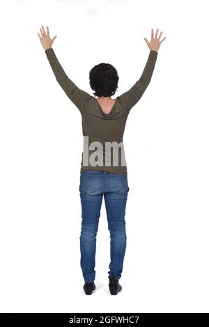 vue arrière du portrait complet d'une femme bras levés sur fond blanc Banque D'Images