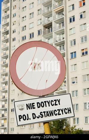 POZNAN, POLOGNE - 17 septembre 2016 : un panneau de restriction devant un immeuble d'appartements, Poznan, Pologne Banque D'Images