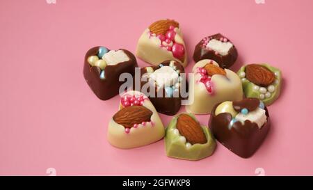 Bonbons faits main en forme de coeur. Bonbons sur fond rose. Friandises de la Saint-Valentin Banque D'Images