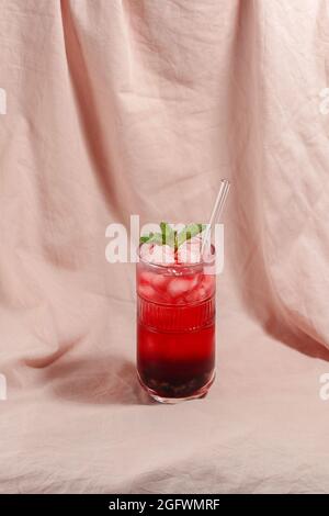 Limonade de cassis ou mojito en verre.Cocktail de style moderne Banque D'Images