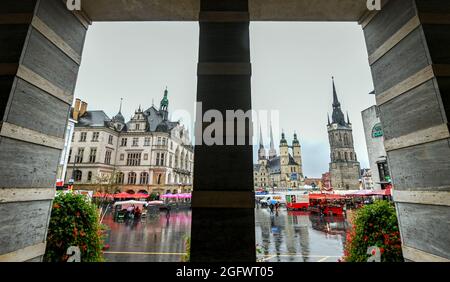 27 août 2021, Saxe-Anhalt, Halle (Saale) : les tours de l'église du marché 'Unser Lieben Frauen' et la tour rouge dans le centre-ville de Halle/Saale s'élèvent de manière saisissante dans le ciel. Les célébrations centrales de la Journée de l'unité allemande auront lieu à Halle cette année. Les faits saillants seront un service œcuménique dans l'église Saint-Paul et une cérémonie dans la salle Georg Friedrich Handel le 3 octobre. Photo: Hendrik Schmidt/dpa-Zentralbild/dpa Banque D'Images