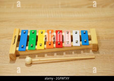 POZNAN, POLOGNE - 03 décembre 2015 : gros plan d'un xylophone de couleur arc-en-ciel pour les enfants sur une table en bois. Banque D'Images