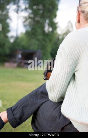 Woman holding puppy Banque D'Images