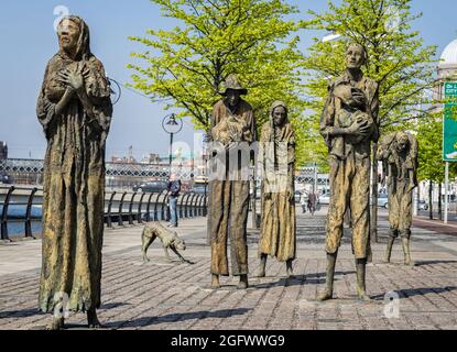 Sculptures de famine de référence sur Custom House Quay à Dublin, Irlande prises le 7 mai 2013 Banque D'Images