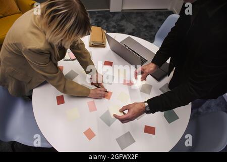 Les professionnels qui utilisent des notes adhésives au bureau Banque D'Images