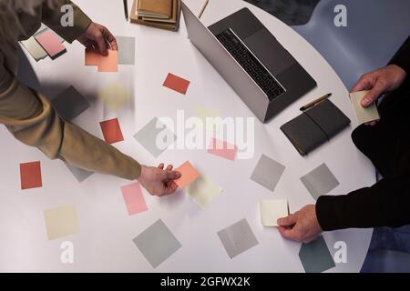 Les professionnels qui utilisent des notes adhésives au bureau Banque D'Images